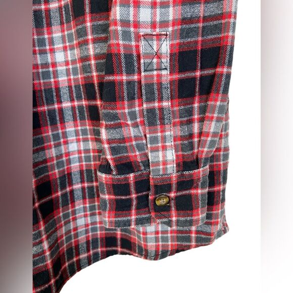 Field & Stream Men’s Black and Red Flannel Shirt. Size Medium - Picture 4 of 5